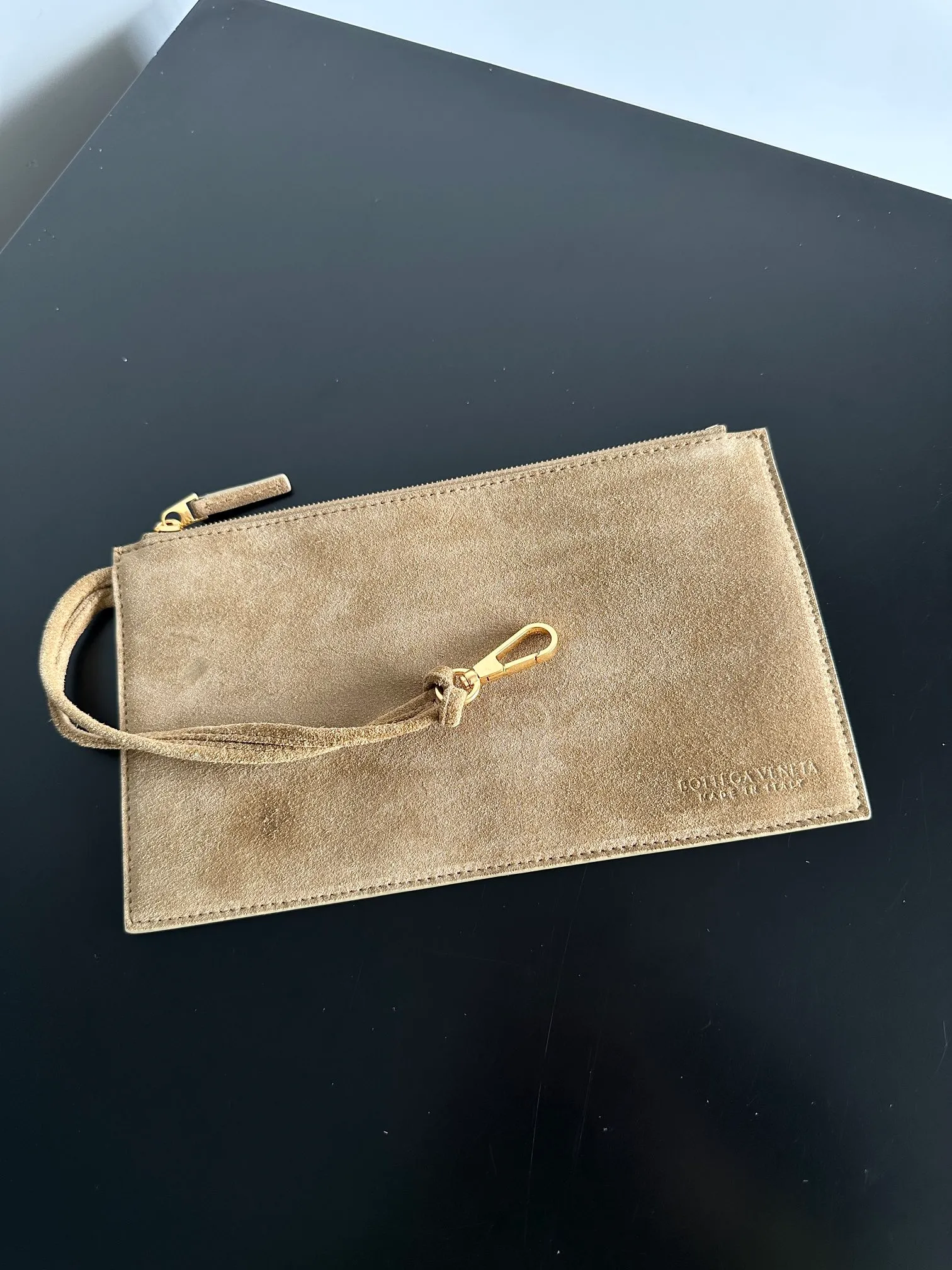 Batch 2860 Classic returns... (large size 51cm) • Cabat, born in 2001, is one of the most iconic styles of the Bottega Veneta workshop. The whole bag is made of top-grade imported lambskin. There is no exposed logo on the whole bag, but with the classic wide woven elements, you can tell who it belongs to at a glance! Can be carried on one shoulder, very practical! Style number: 608811 Size: 51*18*28